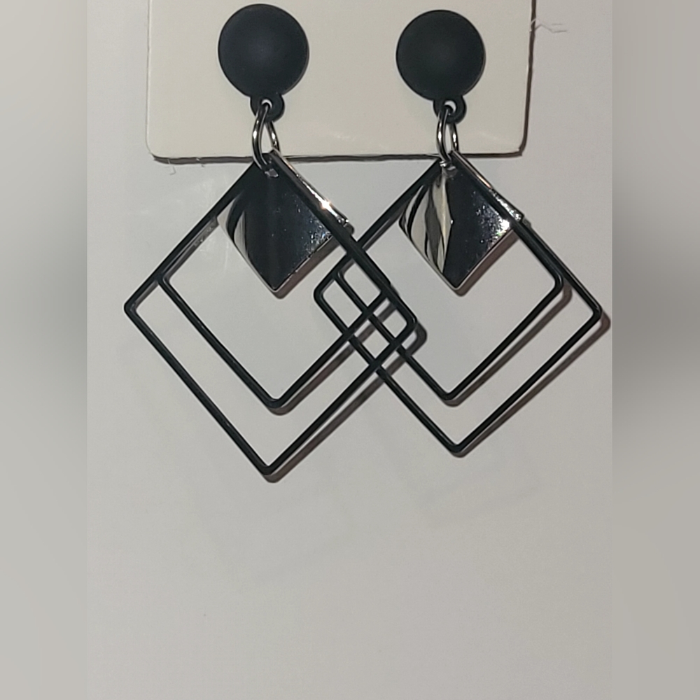 𝐆𝐞𝐨𝐦𝐞𝐭𝐫𝐢𝐜 𝐒𝐪𝐮𝐚𝐫𝐞 𝐃𝐚𝐧𝐠𝐥𝐞 𝐄𝐚𝐫𝐫𝐢𝐧𝐠𝐬 - Picture 2 of 3
